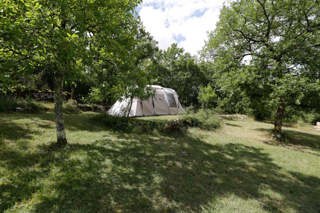 Emplacement nu tente Aux Lodges du Mas de Nadal Sauliac sur Célé Les campings en France