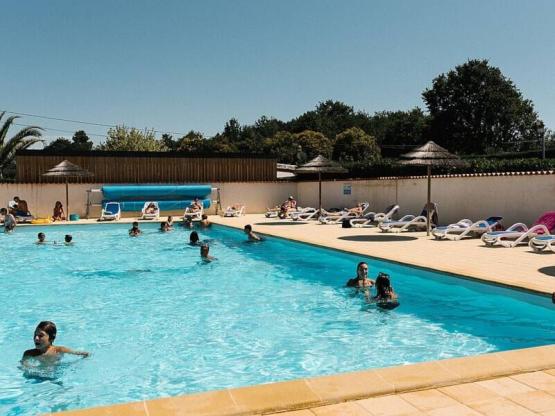 Emplacement + 1 véhicule + tente ou caravane (de 15h à 12h) avec électricité 80 m²